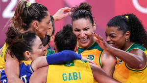 Brasil vira, vence o Comitê Olímpico Russo por 3 sets a 1 e avança para as semifinais