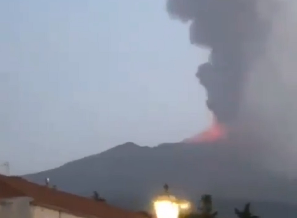 vulcão etna entrando em erupção