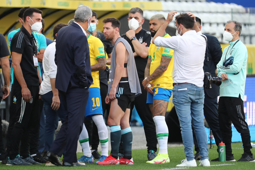 Brasil x Argentino foi suspenso pelo árbitro após interferência da Anvisa e da PF