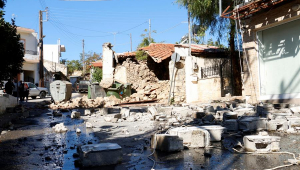 Destroços de uma igreja derrubada por um terremoto na ilha de Creta, na Grécia