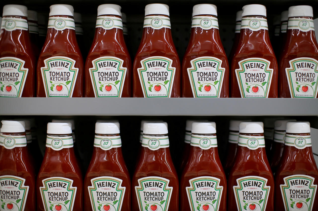 Ketchups da marca Heinz expostos em prateleira