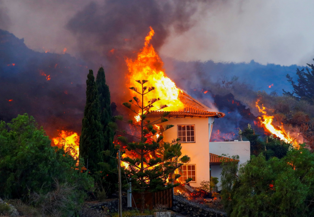 Casas na região de Cabeza de Vaca, onde fica localizado o vulcão Cumbre Vieja, foram incendiadas pela lava