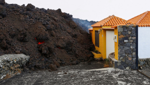 Casas na região de Cabeza de Vaca, onde fica localizado o vulcão Cumbre Vieja, foram incendiadas pela lava