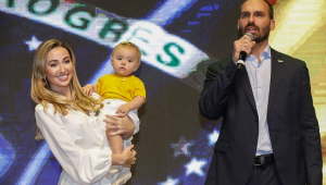 eduardo bolsonaro ao lado da filha e da esposa