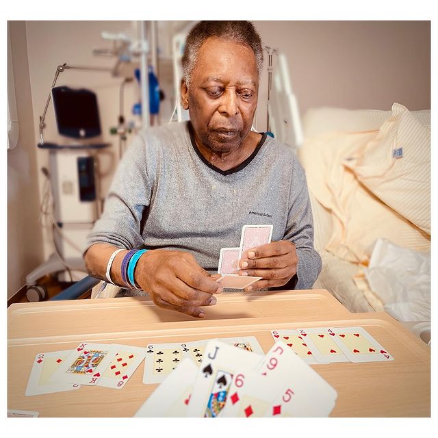 pelé jogando cartas