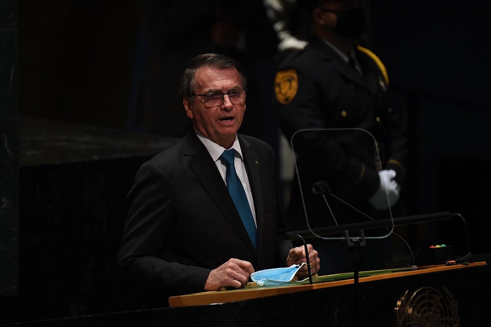 Usando óculos e trajado socialmente, Bolsonaro faz discurso na Assembleia-Geral da ONU