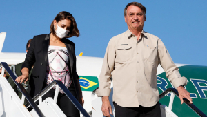 Jair Bolsonaro e Michelle saindo do avião em Nova York