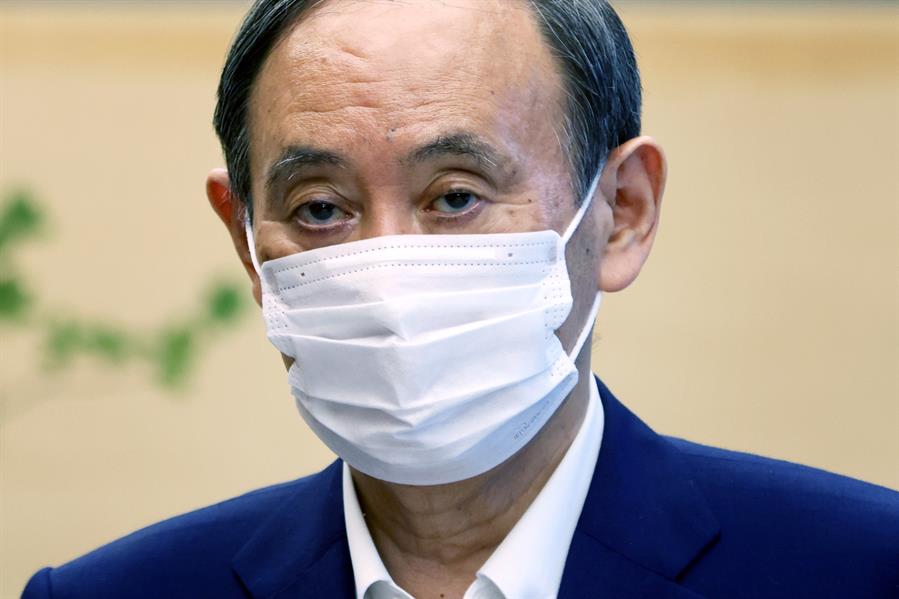 O primeiro-ministro do Japão Yoshihide Suga usando máscara