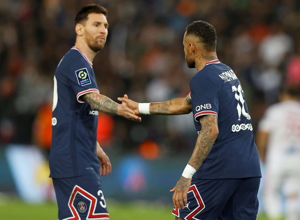 Neymar cumprimenta Messi em partida do PSG contra o Lyon