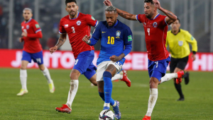 Neymar arrancando com a bola em partida entre Brasil e Chile, pelas Eliminatórias