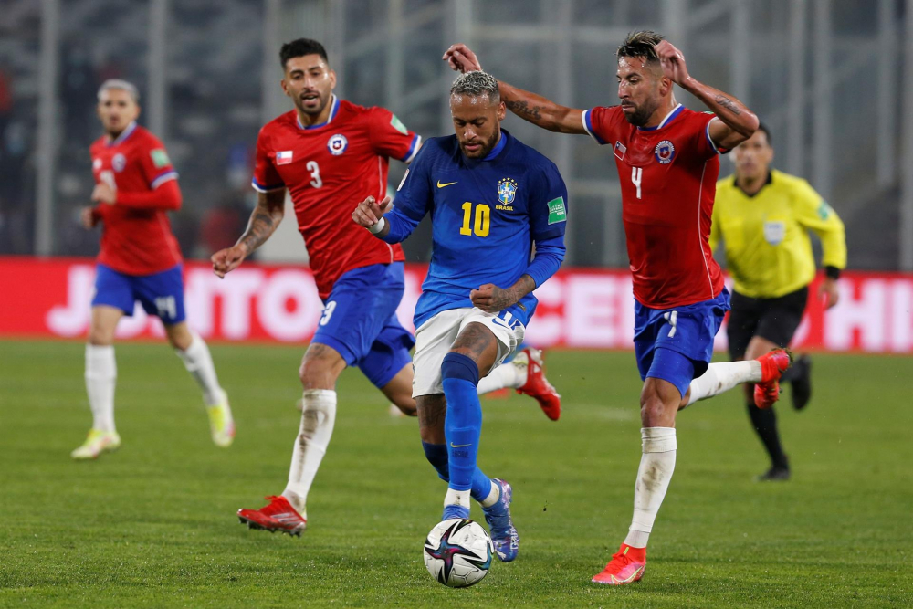 Neymar arrancando com a bola em partida entre Brasil e Chile, pelas Eliminatórias