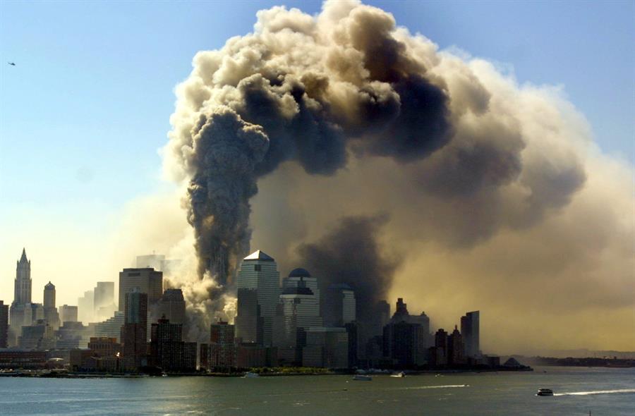 Queda do World Trade Center levantou torres de fumaça no horizonte de Manhattan