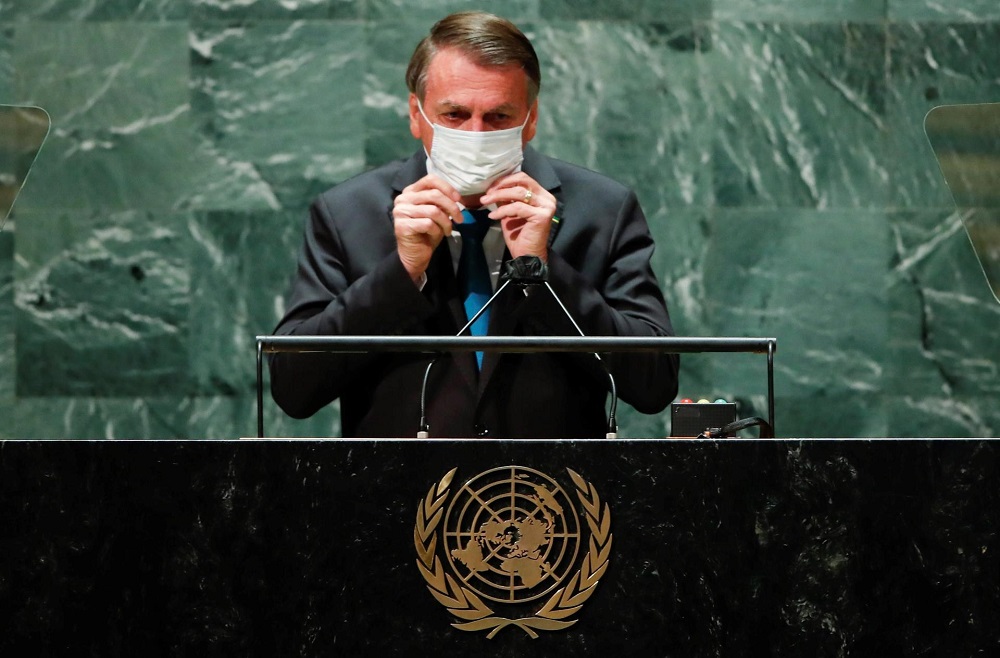 Jair Bolsonaro tira a máscara antes de discursar em frente ao púlpito da Assembleia-Geral da ONU