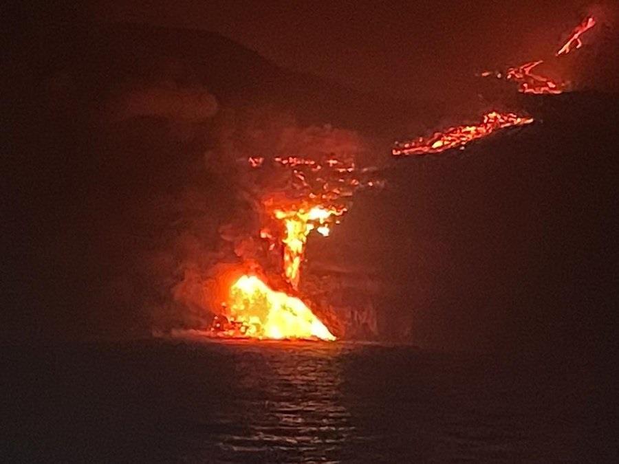 lava caindo no oceano na ilha de La Palma