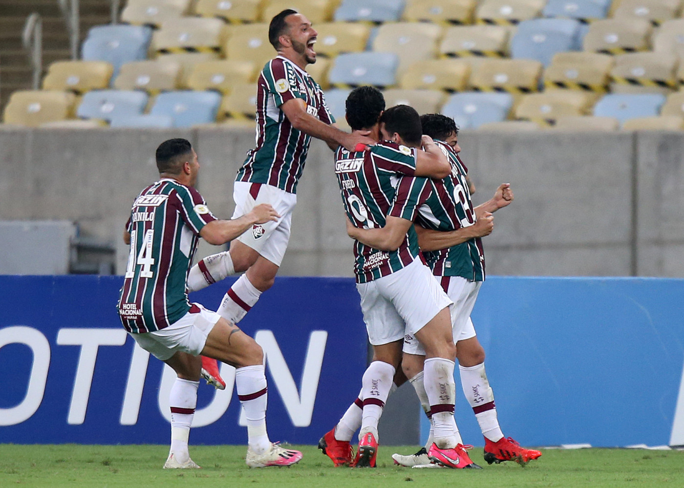 Atletas se abraçam após gol marcado em partida