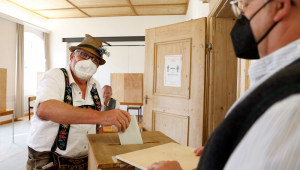 Homem usando roupas típicas bávaras vota na Alemanha