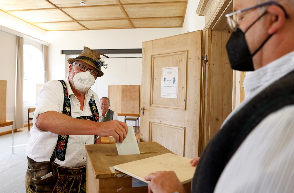 Homem usando roupas típicas bávaras vota na Alemanha