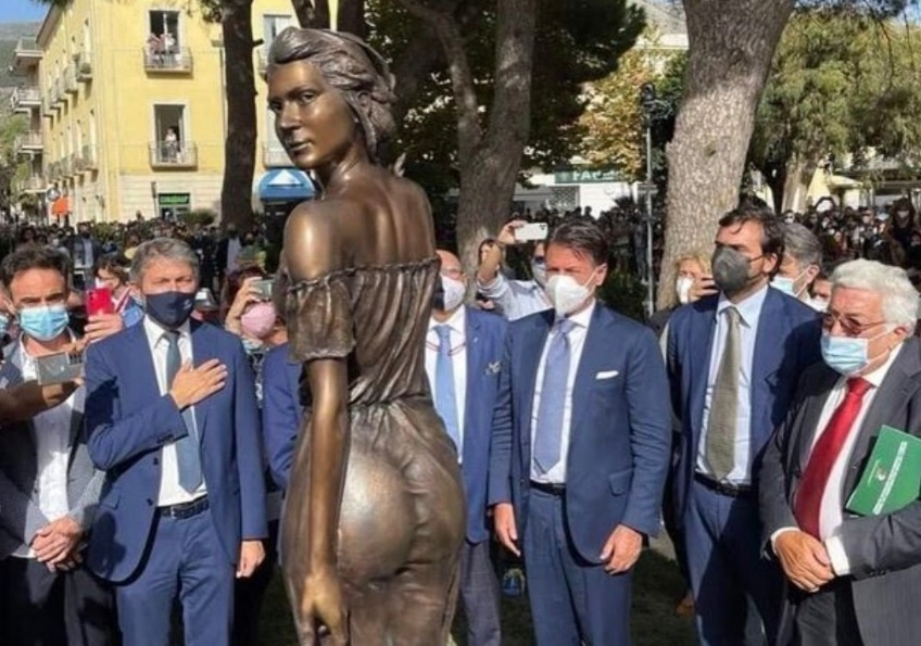 Homens em torno de estátua de mulher na Itália