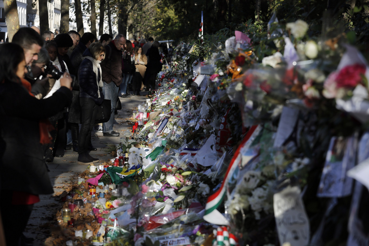 pessoas prestando homenagens aos mortos de atentado na França