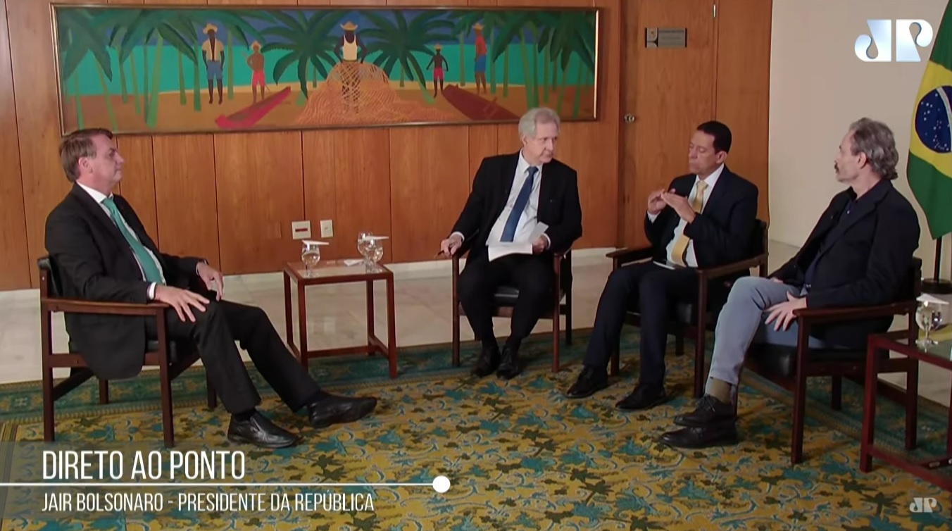 Bolsonaro, Augusto Nunes, Jose Maria Trindade e Guilherme Fiuza em uma sala sentados em cadeira