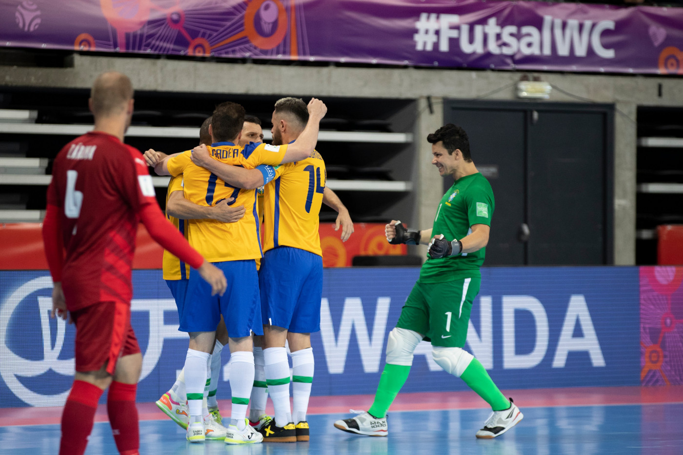 A seleção brasileira de futsal avançou às oitavas da Copa do Mundo com uma goleada sobre a República Tcheca