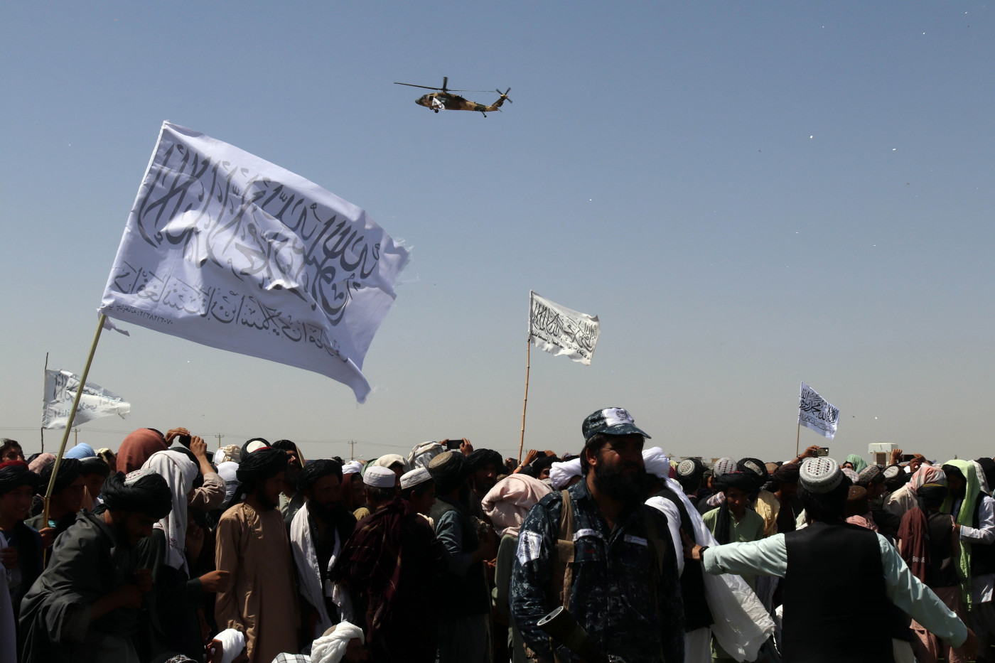 Helicóptero sobrevoa apoiadores do Talibã enquanto eles se reúnem em Kandahar, Afeganistão, 01 de setembro de 202