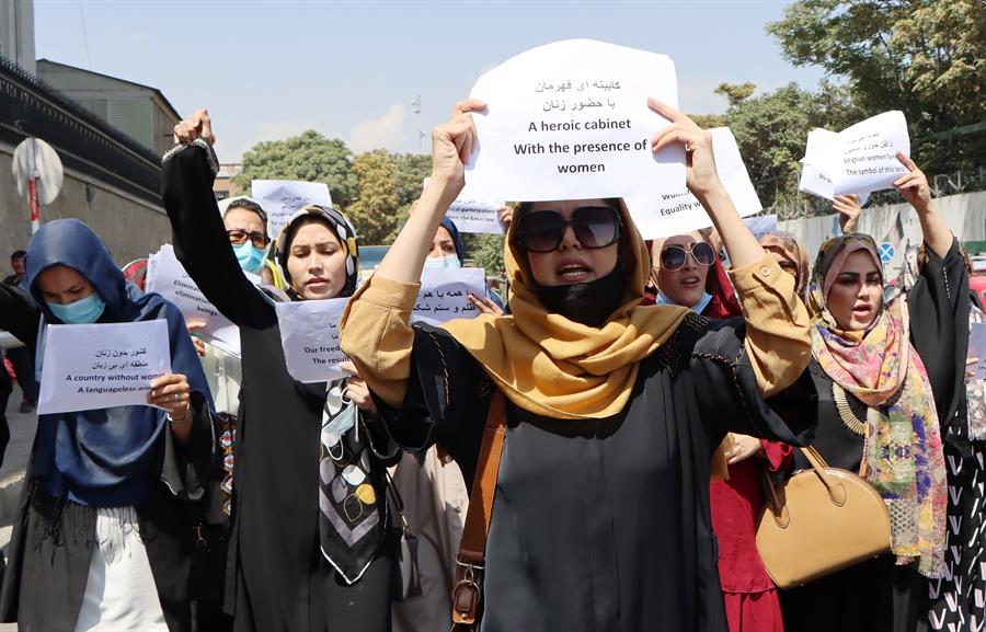 Mulheres afegãs protestam na capital Cabul pedindo a inclusão feminina no governo do Talibã no Afeganistão