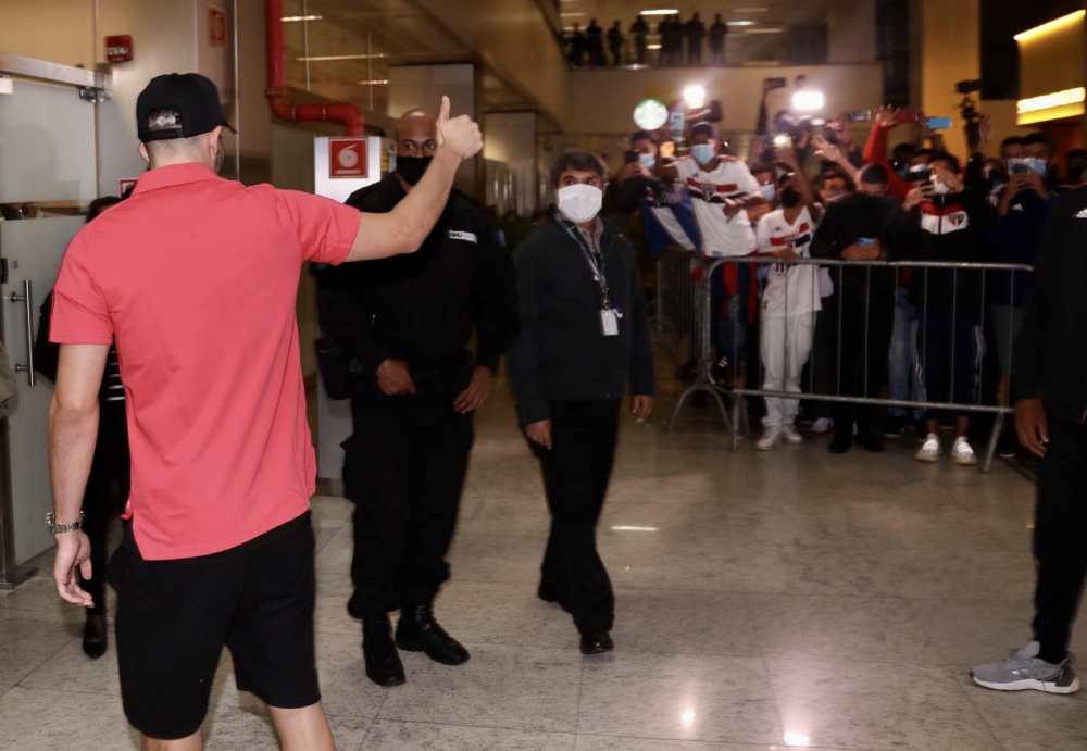 Calleri desembarcou no aeroporto e foi recebido por torcedores do São Paulo