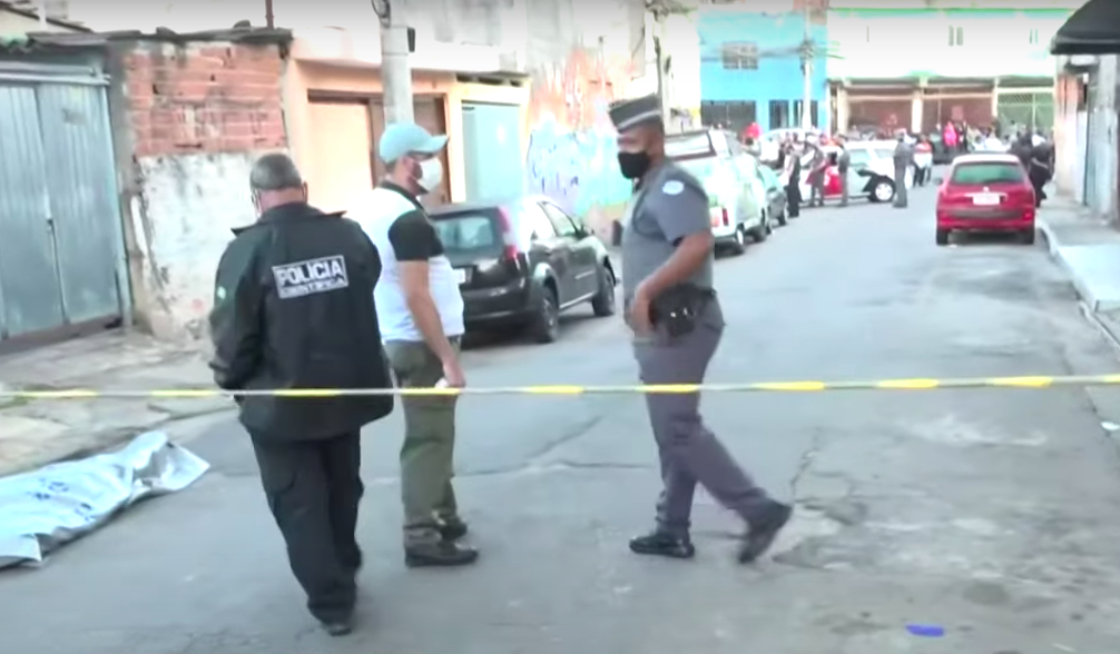 Movimentação no bairro Vila Penteado após a ocorrência de três assassinatos