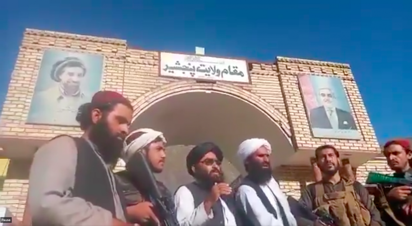 Integrantes do grupo Talibã em frente à sede do governo da província de Panjshir