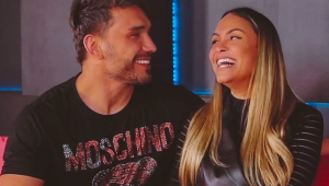 Sarah Andrade e Lucas Viana sorrindo e trocando olhares