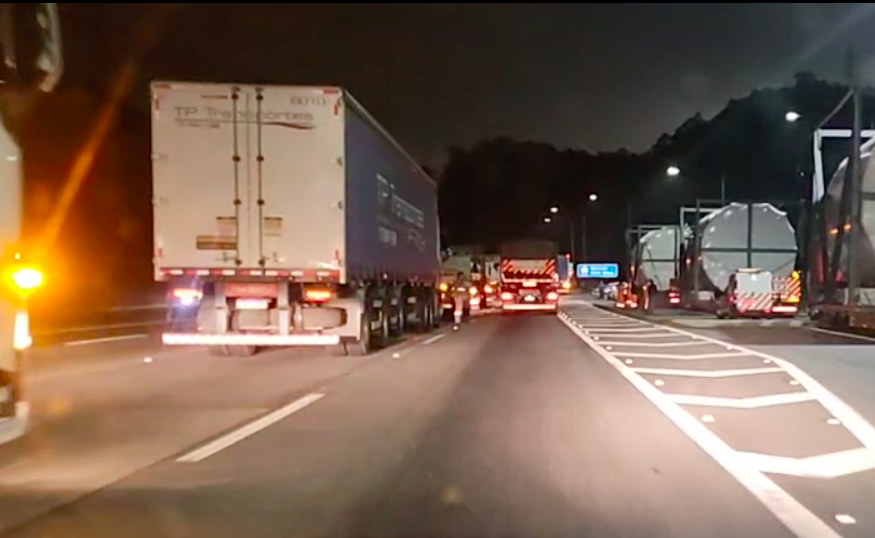 Rodovia Anchieta-Imigrantes sendo bloqueada por caminhões