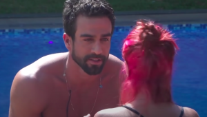 Erasmo conversando com Valentina na piscina de 'A Fazenda 13'