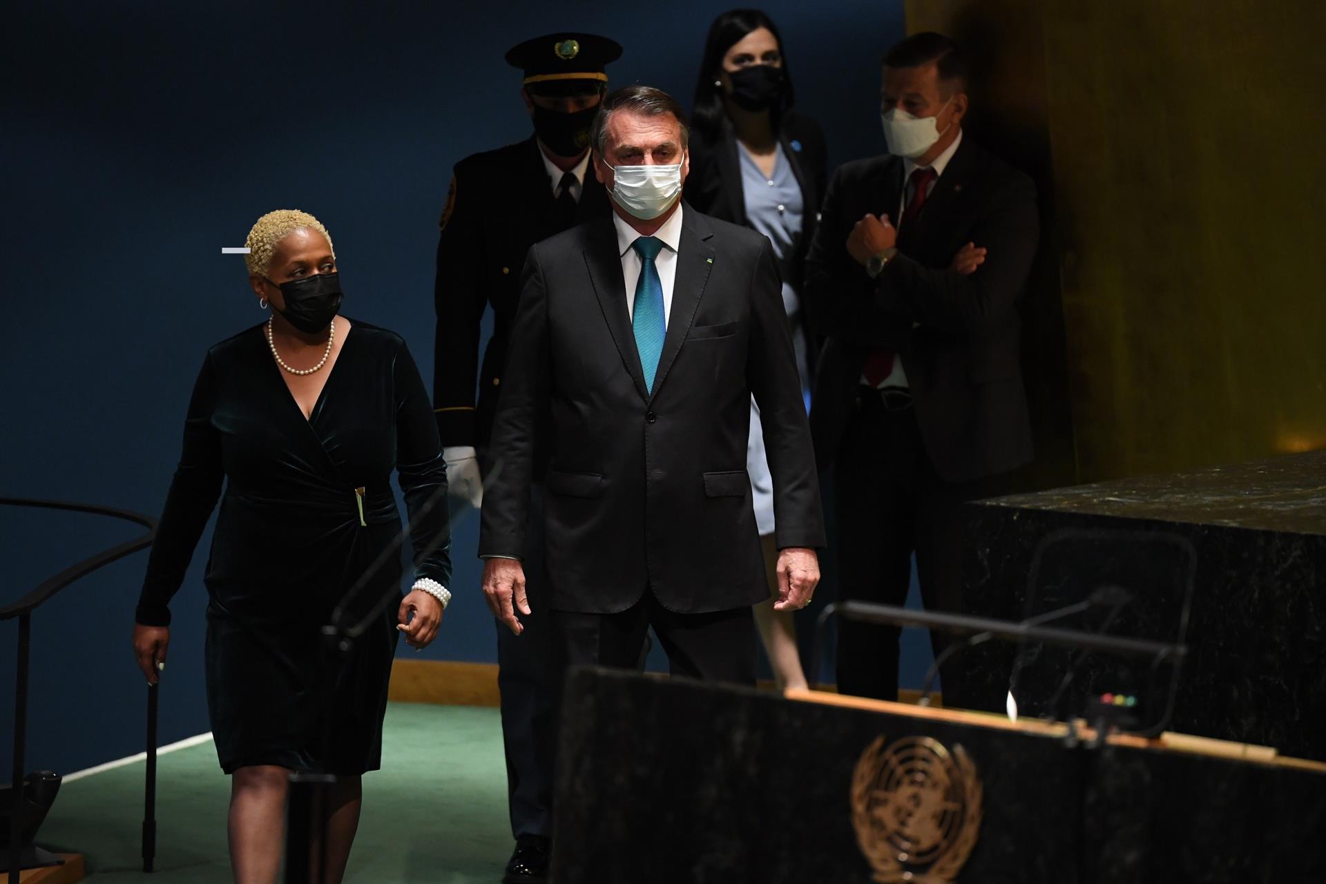Jair Bolsonaro caminhando em direção ao púlpito antes de discursar na ONU