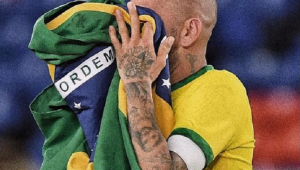 Daniel Alves usou o slogan de Bolsonaro para comemorar Dia da Independência