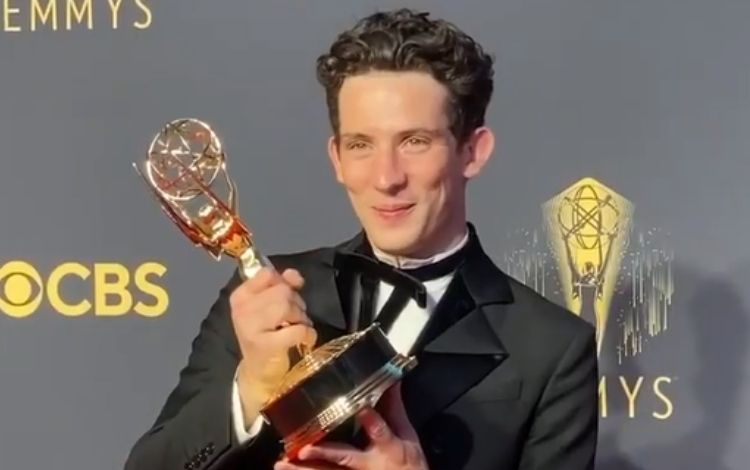 Josh O'Connor segurando o troféu do Emmy