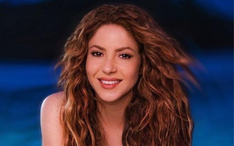 Shakira sorrindo