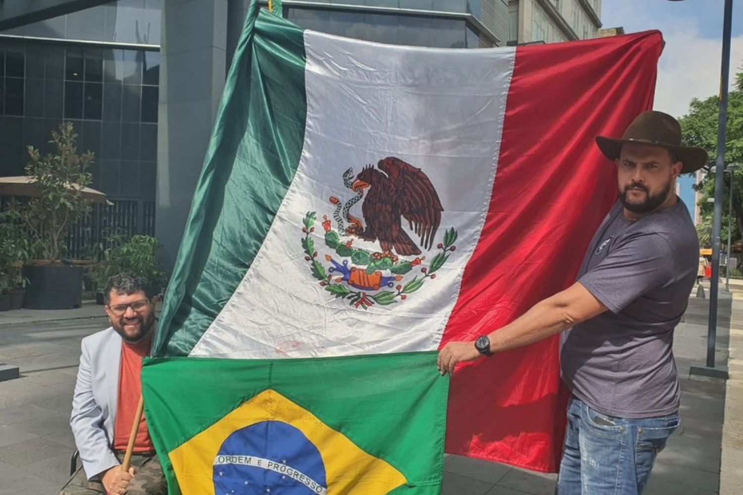 Homens seguram bandeiras do Brasil e do México