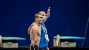 O nadador Daniel Dias e seu treinador saindo de sua última prova