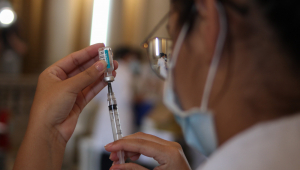 Agente de saúde aplica dose da vacina da Pfizer contra a covid-19 em adolescente de 17 anos, durante a vacinação realizada no Posto montado na Câmara Municipal do Rio de Janeiro