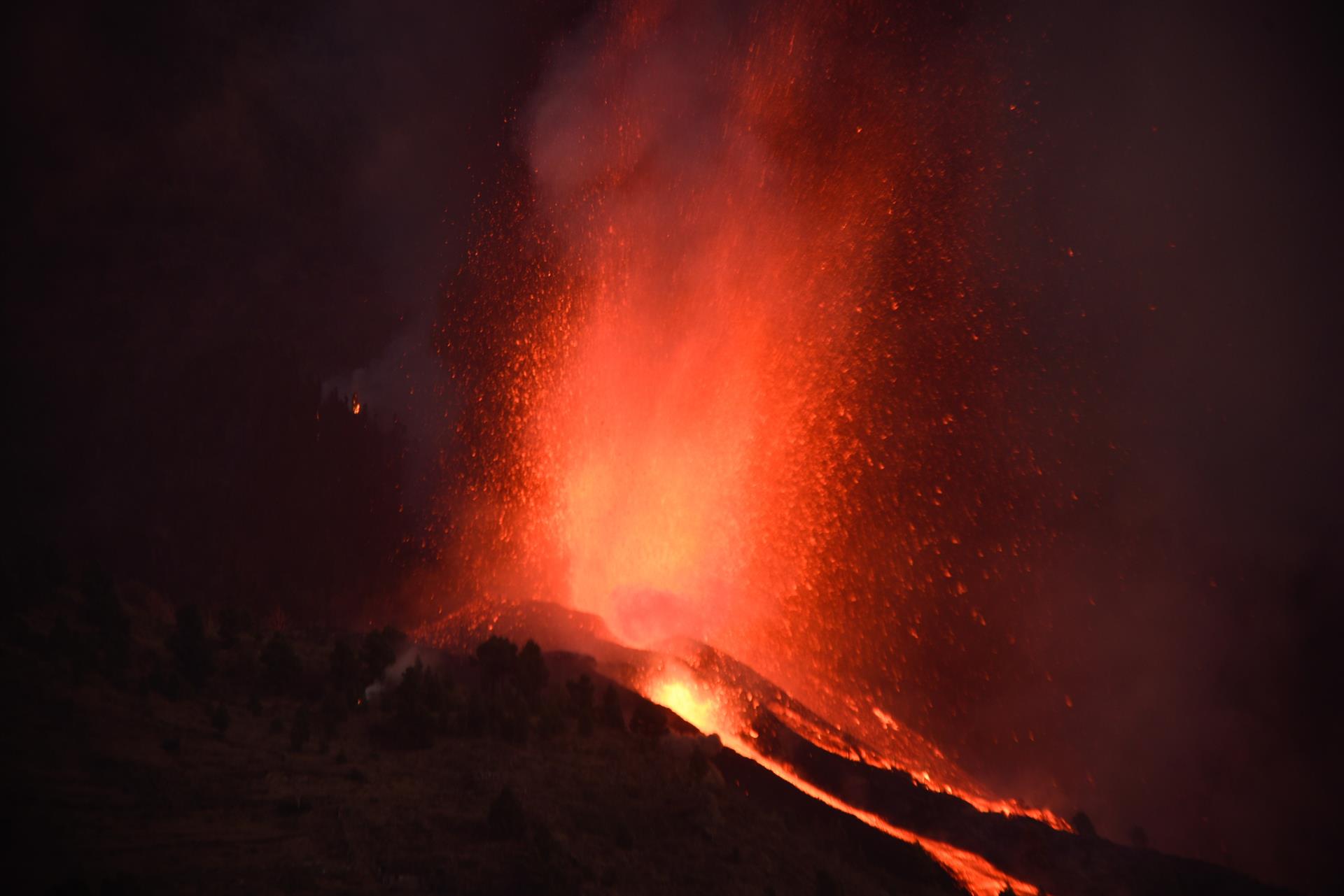 Erupção do vulcão Cumbre Vieja tirou pelo menos cinco mil pessoas das próprias casas