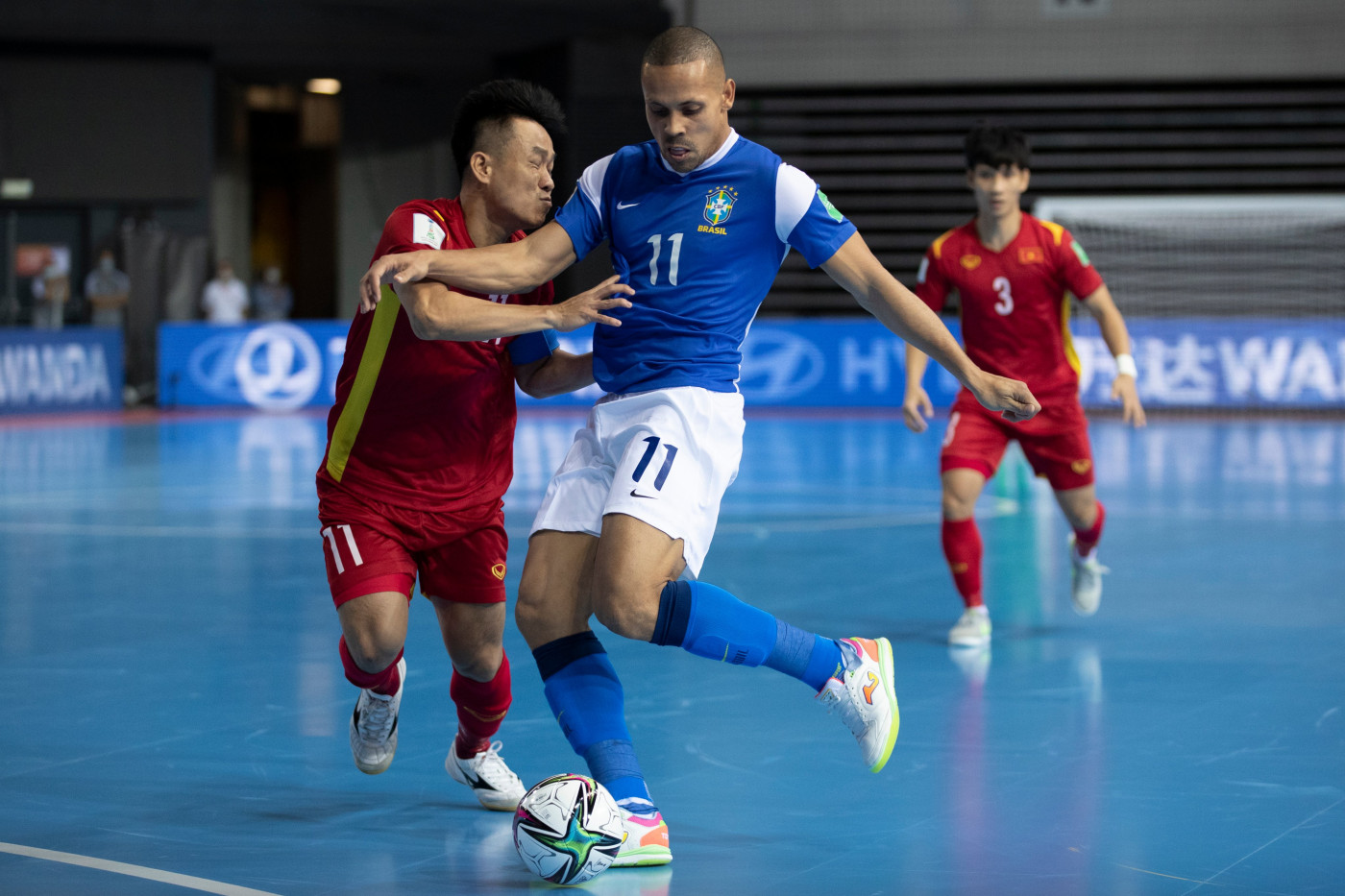 Ferrão marcou quatro vezes na vitória do Brasil sobre o Vietnã na estreia da Copa do Mundo de Futsal