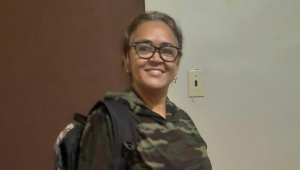 Lenilda Pereira Oliveira dos Santos aparece sorrindo e usando óculos