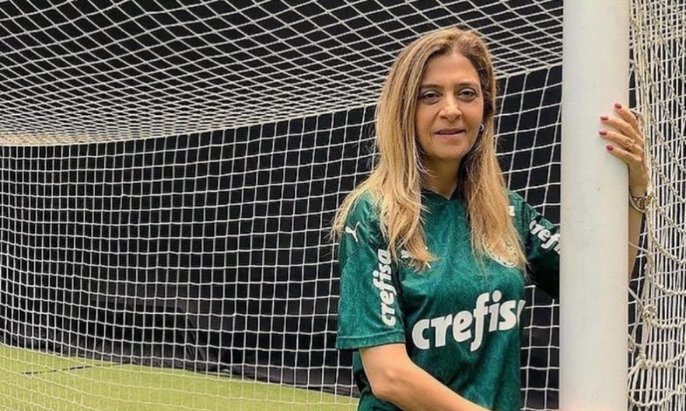 Leila Pereira abraça trave após empate contra o Atlético-MG
