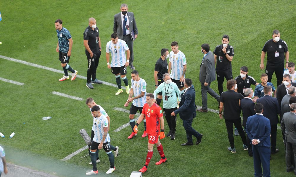 Jogadores da Argentina deixam campo