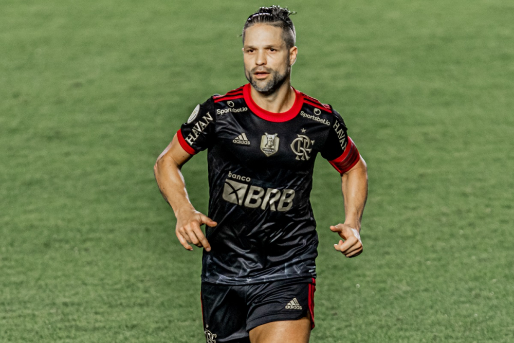 Diego durante partida entre Flamengo e Santos na Vila Belmiro
