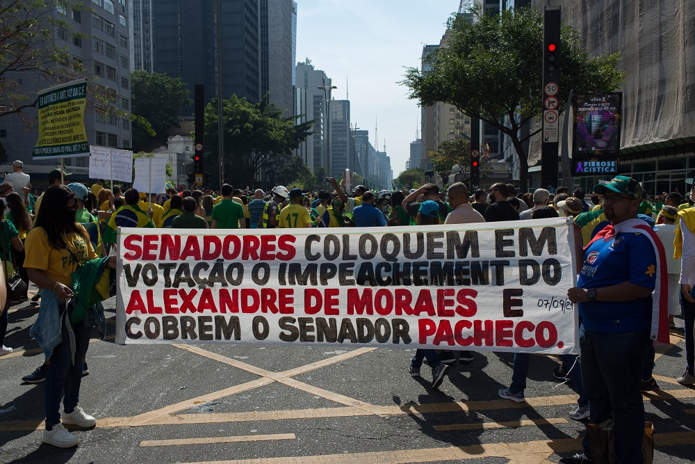 Faixa na Avenida Paulista pede para senadores votarem o impeachment de Alexandre de Moraes
