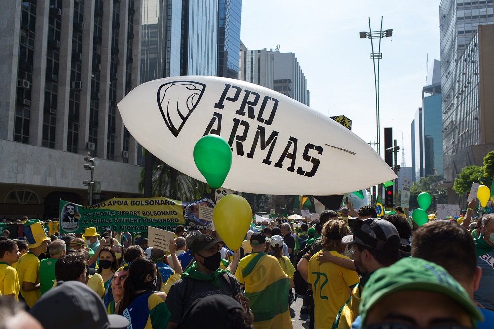 Um grande balão com a mensagem Pró-Armas se destaca na avenida Paulista, durante manifestação