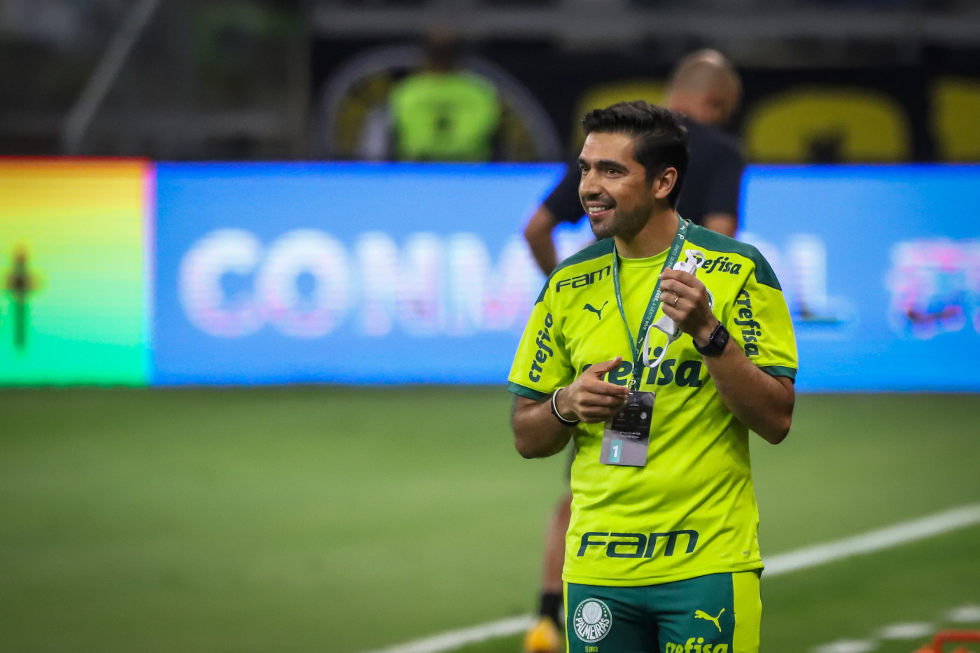 O técnico do Palmeiras sorrindo em jogo contra o Altético-MG