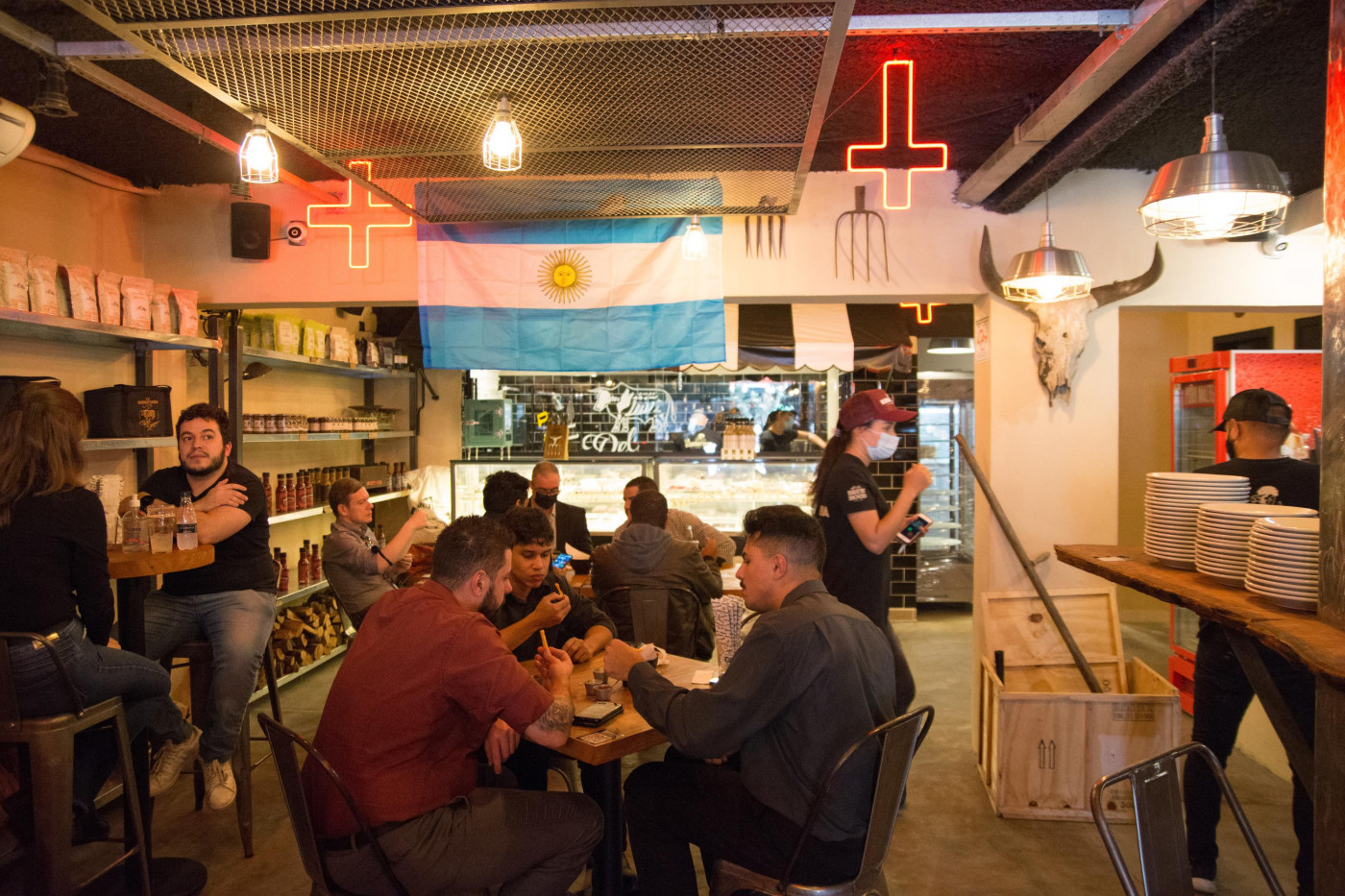 Movimentação de pessoas em restaurantes na região da Vila Olímpia na zona sul de São Paul